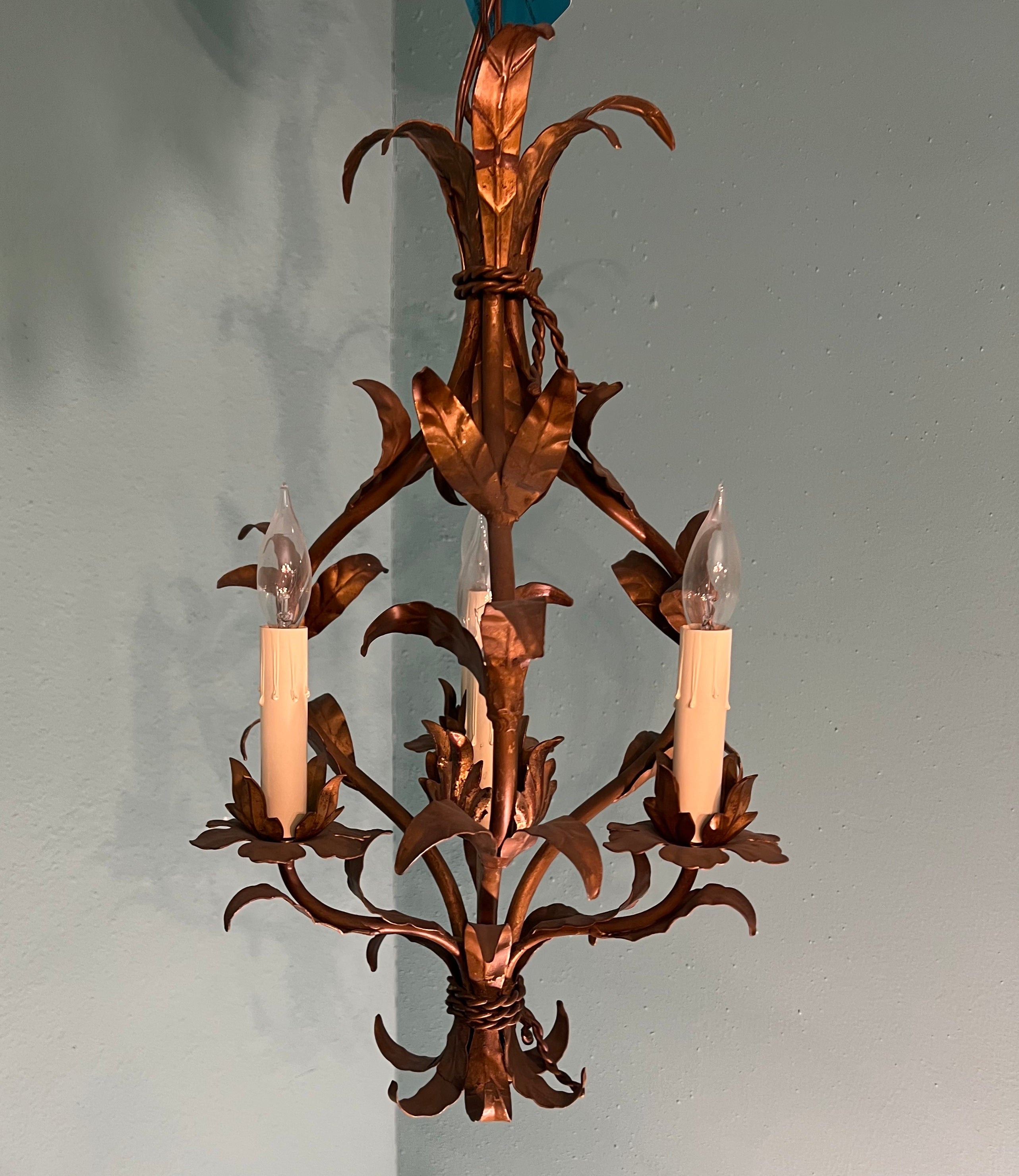 エリオ・マルティネッリ イタリア アンティーク スチール flos 1960s Vintage 1960s Italian Tole 4-Light Gold Leaf Floral Chandelier MCM