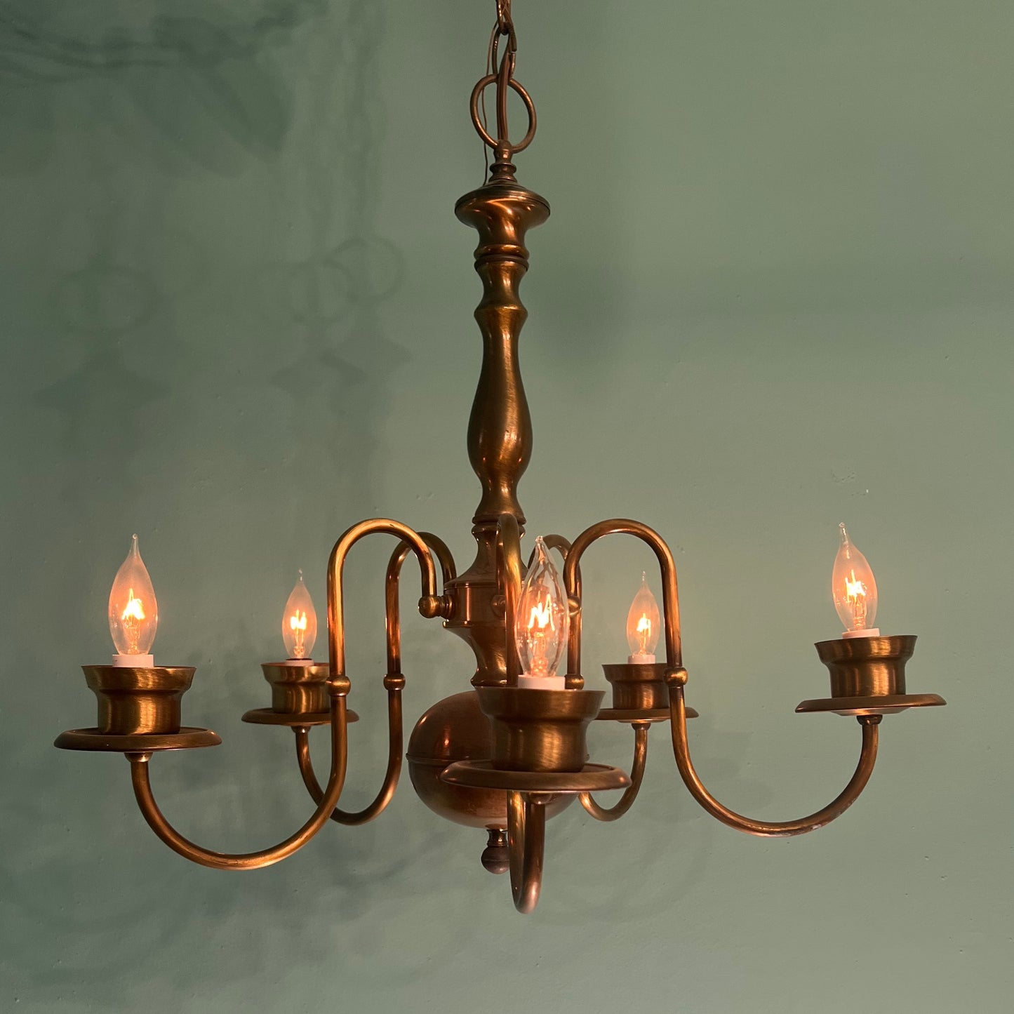 Vintage Early American-style Traditional 5-Light Chandelier in Antique Brass