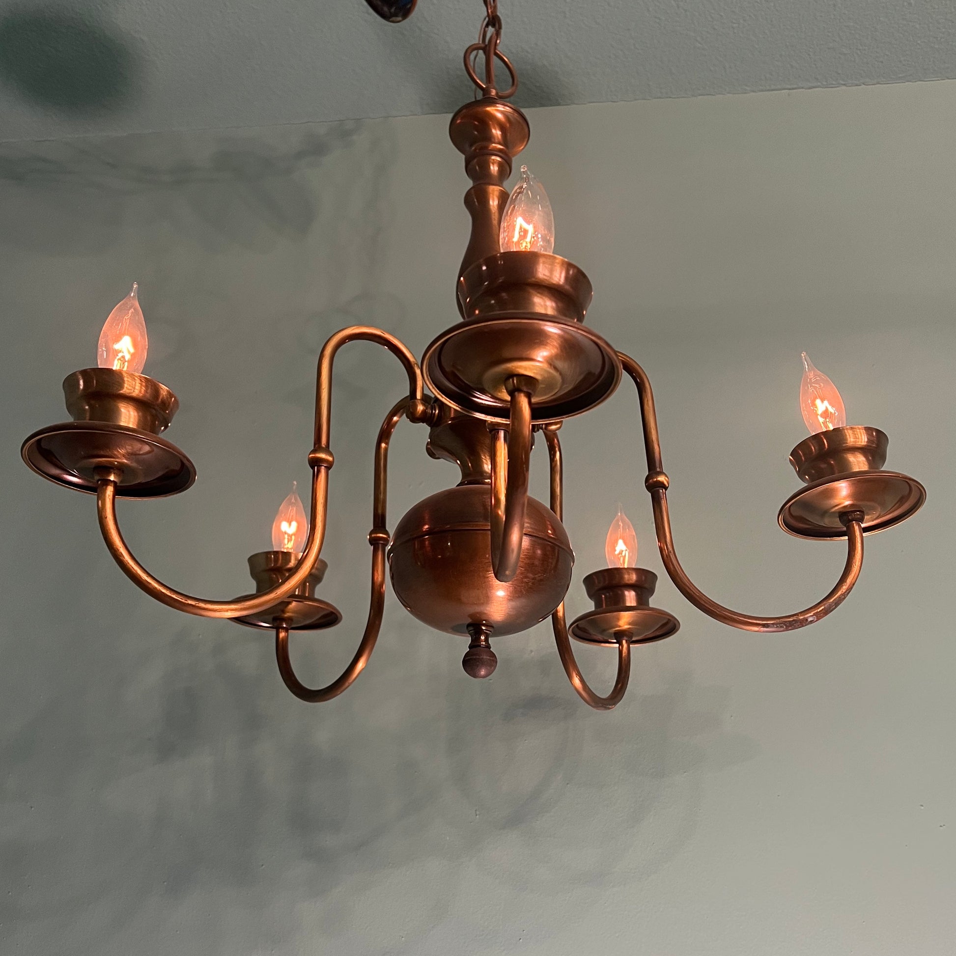 Vintage Early American-style Traditional 5-Light Chandelier in Antique Brass